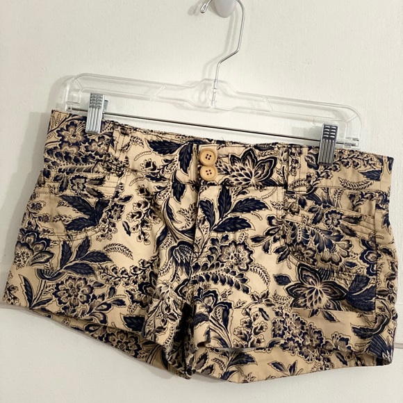 T-Party Manufactactacturer Clothing in LA - Med. - Picture 1 of 8